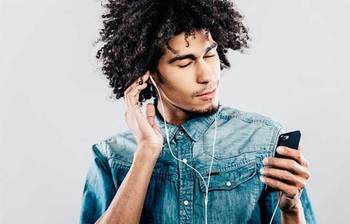 দীর্ঘক্ষণ হেডফোন ব্যবহারের ক্ষতিকারক দিকগুলো জেনে নিন