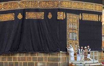 যেভাবে নতুন গিলাফে সাজানো হলো কাবা শরিফ