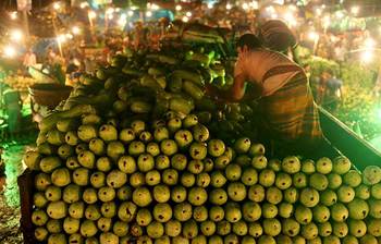 রাতের ব্যস্ত কারওয়ান বাজার