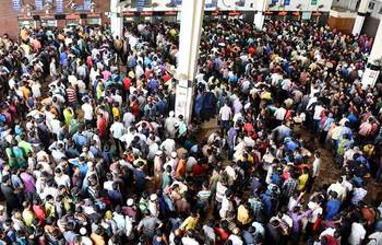 কমলাপুরে ঈদের টিকিট সংগ্রহ করতে উপচেপড়া ভিড়