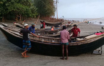 কুয়াকাটার ক্ষুদ্র জেলেদের জীবন যুদ্ধ চলছেই