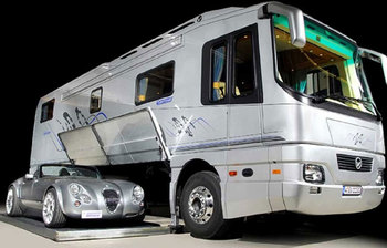 যেসব বাস বিলাসবহুল হোটেলকেও হার মানাবে