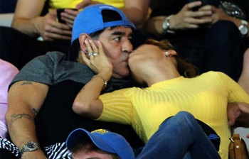 ম্যারাডোনা ৩০ বছরের ছোট বান্ধবীকে প্রকাশ্যে চুমু খেয়ে বিতর্কিত হয়েছেন