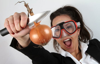 চোখের পানি না ফেলে পেঁয়াজ কাটার ৯টি সহজ উপায়