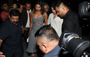 প্রেমিক নিক জোনাসকে নিয়ে মুম্বাইয়ে নৈশভোজে প্রিয়াঙ্কা