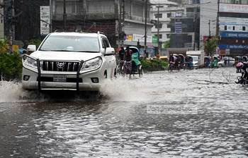বৃষ্টিতে জলমগ্ন রাজধানীর জীবনচিত্র