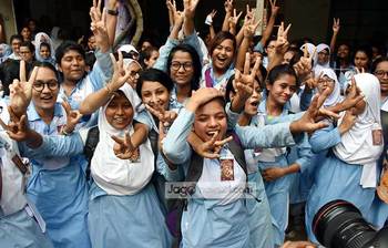 প্রত্যাশিত ফলাফলে উচ্ছ্বসিত শিক্ষার্থীরা