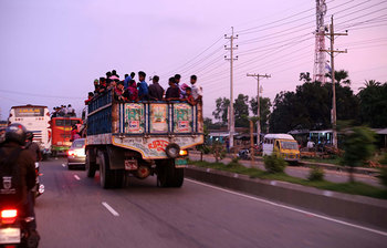আনন্দ উদযাপন শেষে ফিরছে মানুষ