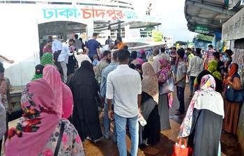 সদরঘাটে শহরমুখো মানুষের ভিড়
