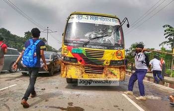 বাসের ধাক্কায় শিক্ষার্থী নিহত হওয়ায় গাড়ি ভাঙচুর করলো বিক্ষুব্ধ জনতা