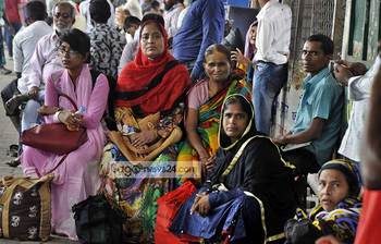 গণপরিবহন চলাচল বন্ধ থাকায় ভোগান্তিতে রাজধানীবাসী