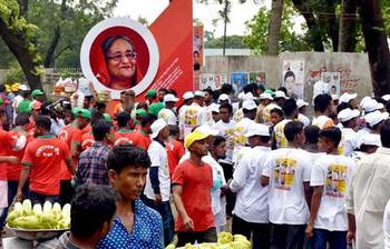 প্রধানমন্ত্রীর সংবর্ধনায় জনস্রোত