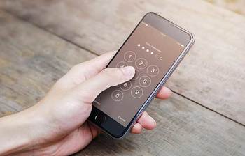 স্মার্টফোন নিয়ে যে ১৫টি কাজ করবেন না