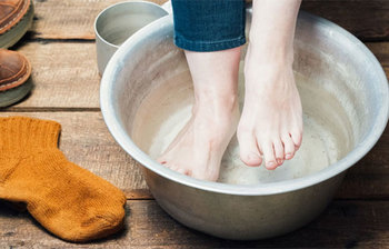 পায়ের ঘামের দুর্গন্ধ থেকে বাঁচতে যা করবেন