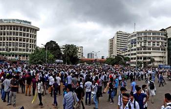 রাজাধানীর রাস্তাজুড়ে প্রতিবাদী ছাত্ররা