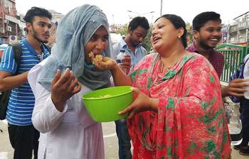 আন্দোলনরত শিক্ষার্থীদের খাবার দিচ্ছেন অভিভাবকরা