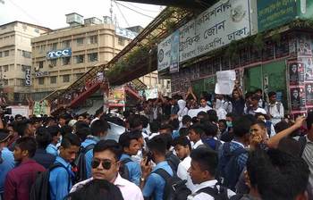 ‘উই ওয়ান্ট জাস্টিস’ স্লোগানে রাস্তায় শিক্ষার্থীরা