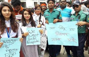 রাজশাহীর রাস্তায় প্রতিবাদী শিক্ষার্থীরা