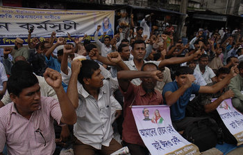 এমপিওকরণের দাবিতে আন্দোলনরত শিক্ষক-কর্মচারীরা