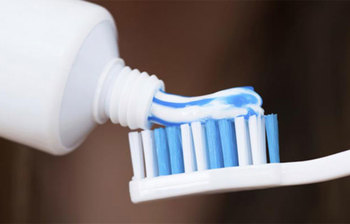 দাঁত মাজা ছাড়াও টুথপেস্টের ৬টি মজার ব্যবহার