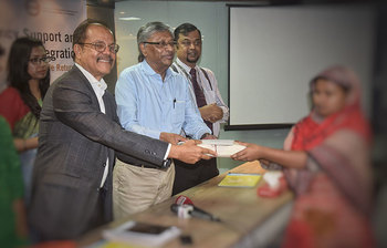 নির্যাতনের শিকার বিদেশ থেকে ফিরে আসা ৭০ নারীকে সহায়তা প্রদান