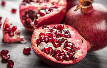 যৌবন ধরে রাখতে যেসব খাবার খাবেন