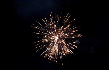 মহাকাশ জয়ে মনোমুগ্ধকর আতশবাজি