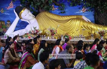 বিশেষ প্রার্থনার মাধ্যমে বুদ্ধকে স্মরণ