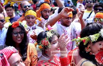 নববর্ষের উৎসবে মেতেছে সবাই