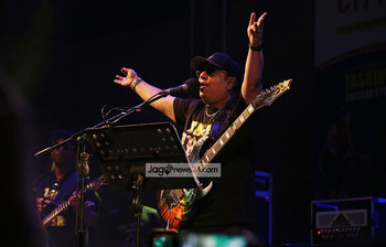 গানে গানে মাতালেন তারা