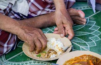 ঘরের মেঝেতে বসে খাওয়ার অনেক উপকারিতা