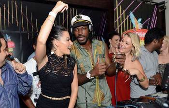 বান্ধবীদের সঙ্গে ক্রিকেটার গেইলের আনন্দঘন মুহূর্ত