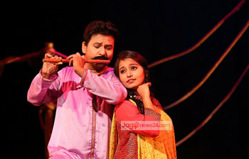 মঞ্চে এসেছে ‘হাছনজানের রাজা’