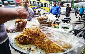 রাজধানীর ফুটপাতের ইফতার বাজার