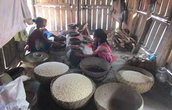 নলছিটিতে ব্যস্ত হাতে ভাজা মুড়ি পল্লী