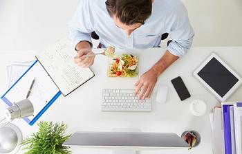 অফিস টাইমে কিছু উপকারি খাবার সম্পর্কে জেনে নিন