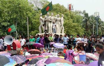 দাবি আদায়ে অনড় আন্দোলনকারীরা