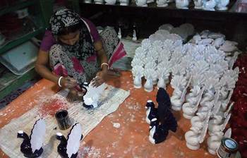 কাজের মাঝে মৃৎশিল্পীরা