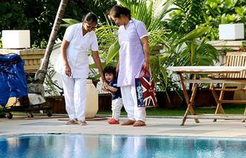 বিভিন্ন মুডে কারিনার ছেলে তৈমুর