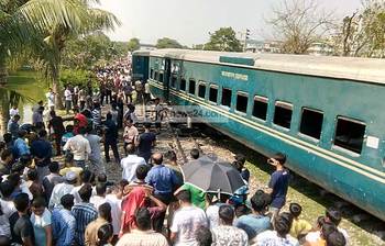 টঙ্গীতে ট্রেন দুর্ঘটনার ছবি