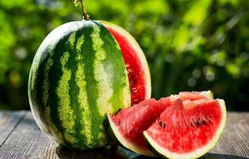 গরমে বেশি তরমুজ খেলে শরীরের যে ক্ষতি হতে পারে