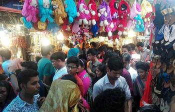 ছুটির দিনে জমে উঠেছে ঈদের বাজার