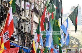 প্রিয় দলের পতাকা বিক্রির ধুম