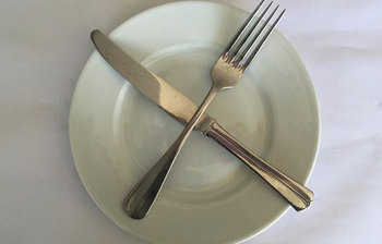 হোটেলে ছুরি-চামচ এভাবে প্লেটে রাখার মানে জেনে নিন