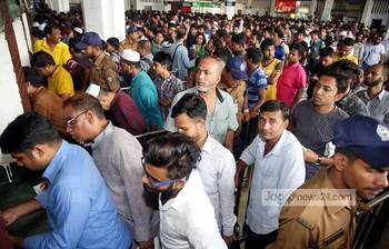 ঈদে বাড়ি ফিরতে দ্বিতীয় দিনে টিকিট সংগ্রহ