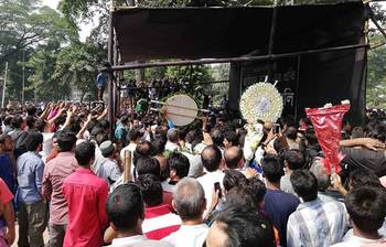 কিংবদন্তির প্রতি শ্রদ্ধা নিবেদন ও শোকার্ত ভক্তরা