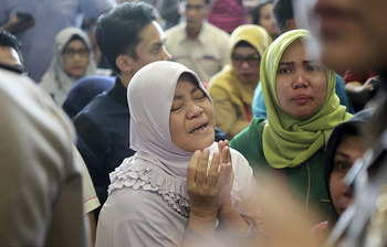 ইন্দোনেশিয়ায় বিমান বিধ্বস্ত হওয়ায় স্বজনদের আহাজারি ও উদ্ধার তৎপরতা
