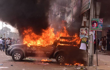 রাজধানীর নয়াপল্টনে বিএনপির সঙ্গে পুলিশের সংঘর্ষের ছবি