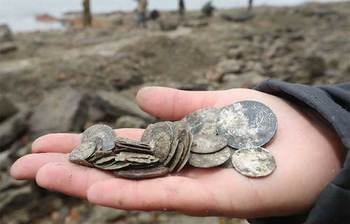 শুকিয়ে যাওয়া যে নদী থেকে হাজার হাজার সোনা ও রুপার মুদ্রা মিলছে