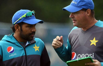পাকিস্তান ক্রিকেট দলের মানসিক সমস্যার কারণে মনোচিকিৎসক চাইলেন কোচ!